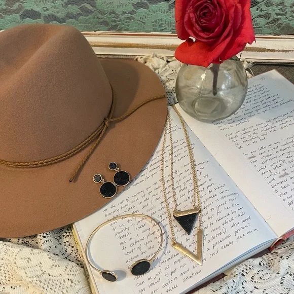 Jewelry three-piece set, necklace,a pair of earrings, and a bracelet - Picture 1 of 6